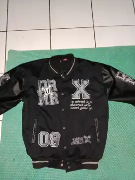 Jaket varsitiy warna hitam ada kantong buat nyimpen hp di belakang jkt