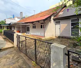 Dijual Rumah Lama Cocok untuk Hunian dan Kost di Jl Bratan Benhil