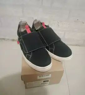 Sepatu slip on pijak bumi original size 40 Male setara size 41