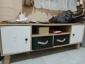 Meja ruang tamu