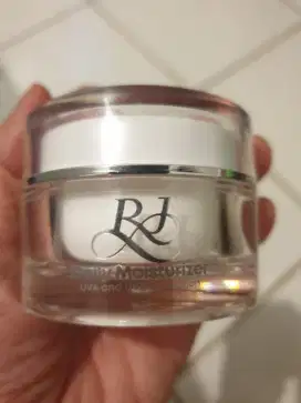Preloved CNI Daily moisturizer and brightening nourish your skin
