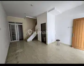 Rumah Bagus di Park Resident Taman Surya Luas 4x12 Hadap Selatan