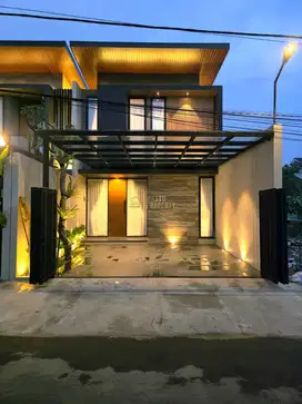 RUMAH MEWAH SIAP HUNI 4 MENIT DARI STADION MAGUWO