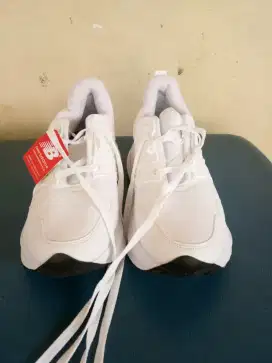 Sepatu New Balance White