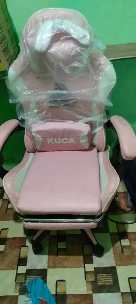 Kursi gaming merek kuca warna pink