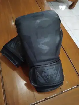 Sarung tinju VENUM