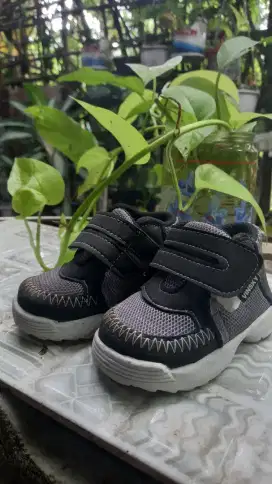 Sepatu Hitam Putih dan Grey kotak kecil