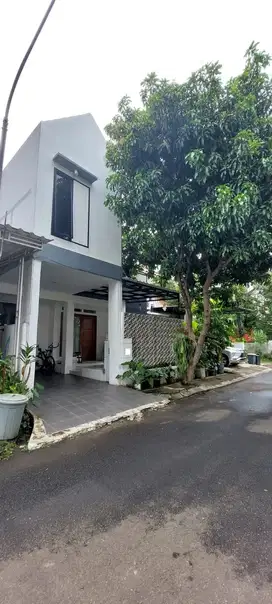 Dijual Rumah 4 KT dekat Pintu Tol di Mahagoni Park Bintaro Sektor 9