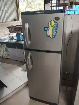 Menerima kulkas dan freezer rusak