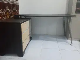 Meja komputer dan Laci 3 tingkat
