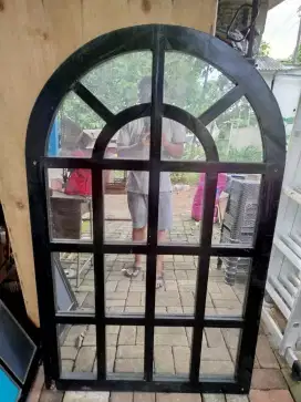 Jendela Dekorasi Hitam