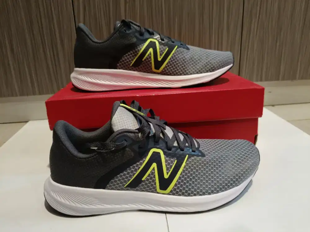 Sepatu New balance BNIB Mens
