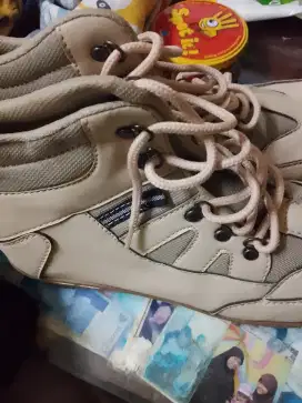 Jual sepatu warna cream ukuran 43 buat pergi event acara nikahan