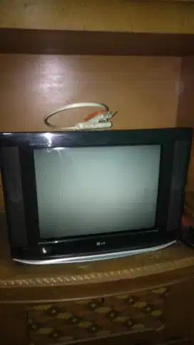 Televisi tabung 17' inch dan set top box