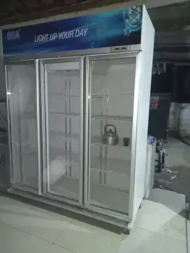 showcase 3 pintu merek Gea