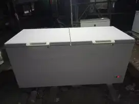 Freezer bok merek Aqua kapasitas 800 liter