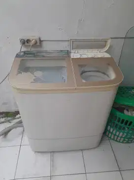 Mesin cuci 2 tabung AKARI kap.8kg