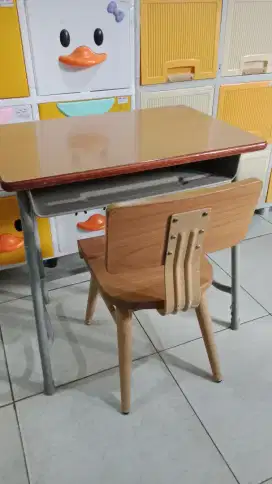 Meja belajar anak