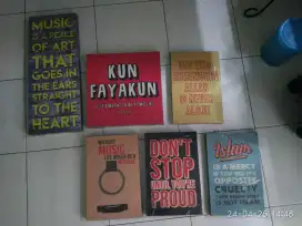 Bingkai tulisan cocok untuk ruang podcast atau ruang kamar