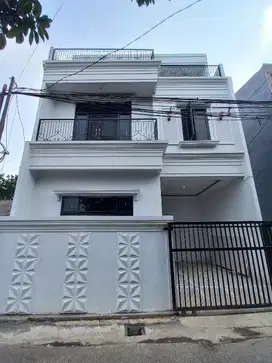 RUMAH MEWAH 2 LANTAI + ROOFTOP DEKAT KAMPUS ISTN