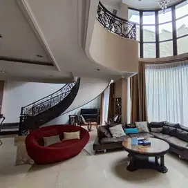 Rumah Mewah Cluster Crown, PHG Summarecon Serpong. Ada Lift