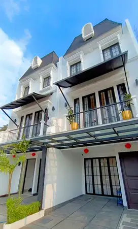 Rumah Mewah 2 Lantai Bergaya Desain Eropa Dekat Pondok Indah