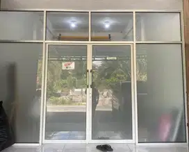 Sekat kaca Toko