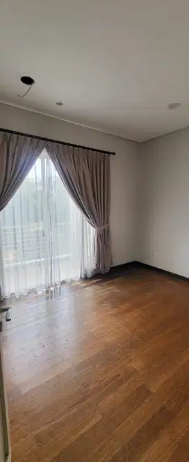 Rumah Besar Pantai Indah Kapuk  4 Kamar Tidur Ukuran 10x20 Hadap Barat