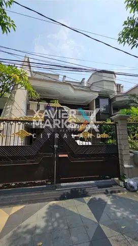 Rumah Mewah Raya Dharmahusada, Luas Jumbo, Furnish, High Spec