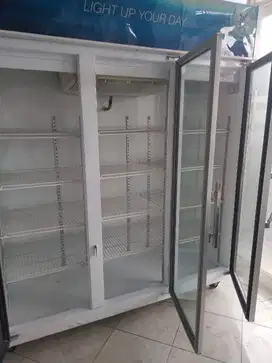 Dijual dan Disewakan Showcase Gea 3 Pintu