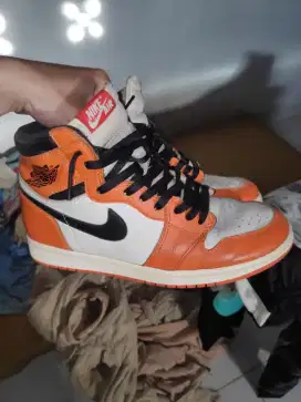 Jordan high reverse orange size 42 Preloved terawat