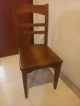 Kursi kayu bekas.