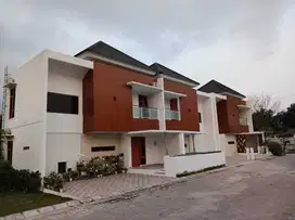 RUMAH 2 LANTAI TEPI JALAN RAYA TAJEM DEKAT STADION MAGUWO SLEMAN Lokas