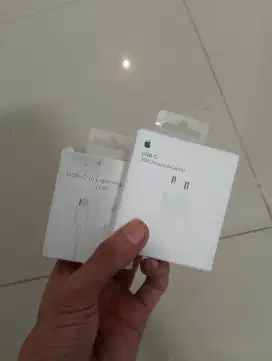Adaptor charger dan kabel sepasang iphone