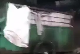 Petugas penarik sampah warga