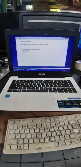 Laptop Asus x453
Intel celeron