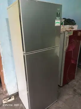 Kulkas 2 pintu masih seperti baru