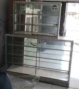 Etalase kaca untuk jualan
