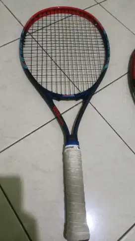 Raket tennis lapangan