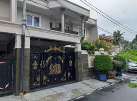 Rumah Minimalis modern di Tebet Timur, Jalan 2 mobil, depan taman