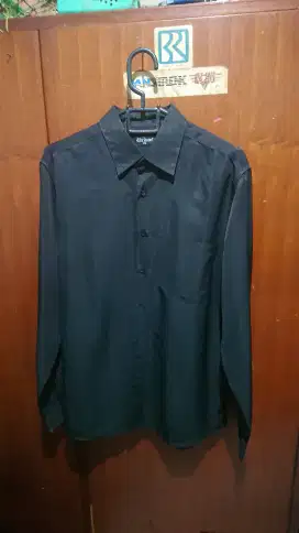 Kemeja Hitam Lengan Panjang Bekas Layak Pakai