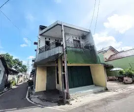 rumah usaha pinggir jalan tengah kota solo jajar dekat mall
