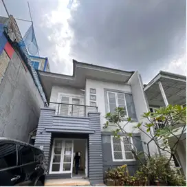 disewakan rumah di kotawisata 2 lantai pertahun