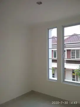 DISEWAKAN RUMAH CLUSTER AMARILLO DI GADING SERPONG