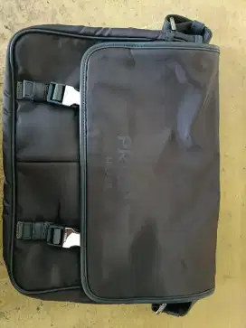 Tas selempang Prada