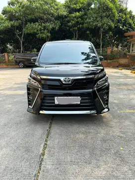 Toyota voxy hitam 2018
