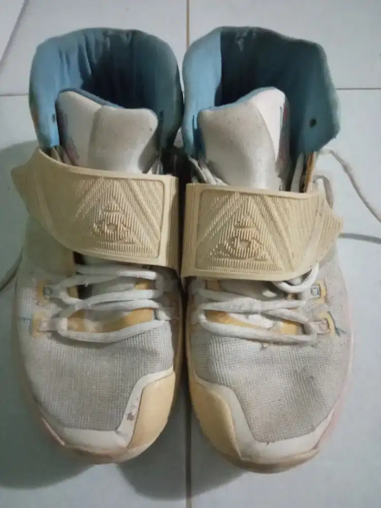 Sepatu basket nike