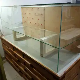 Etalase kaca bawah kayu cafe