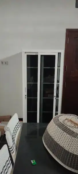 Lemari kaca aluminium