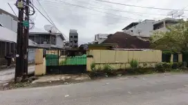 Rumah lama di tengah kota Medan